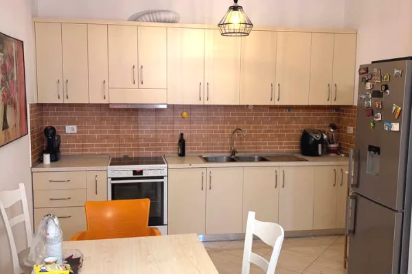 Shtepi ne shitje Apartament ne Tirane, 2+1, Mobilimi E mobiluar, Pagesa 155,000  Euro.