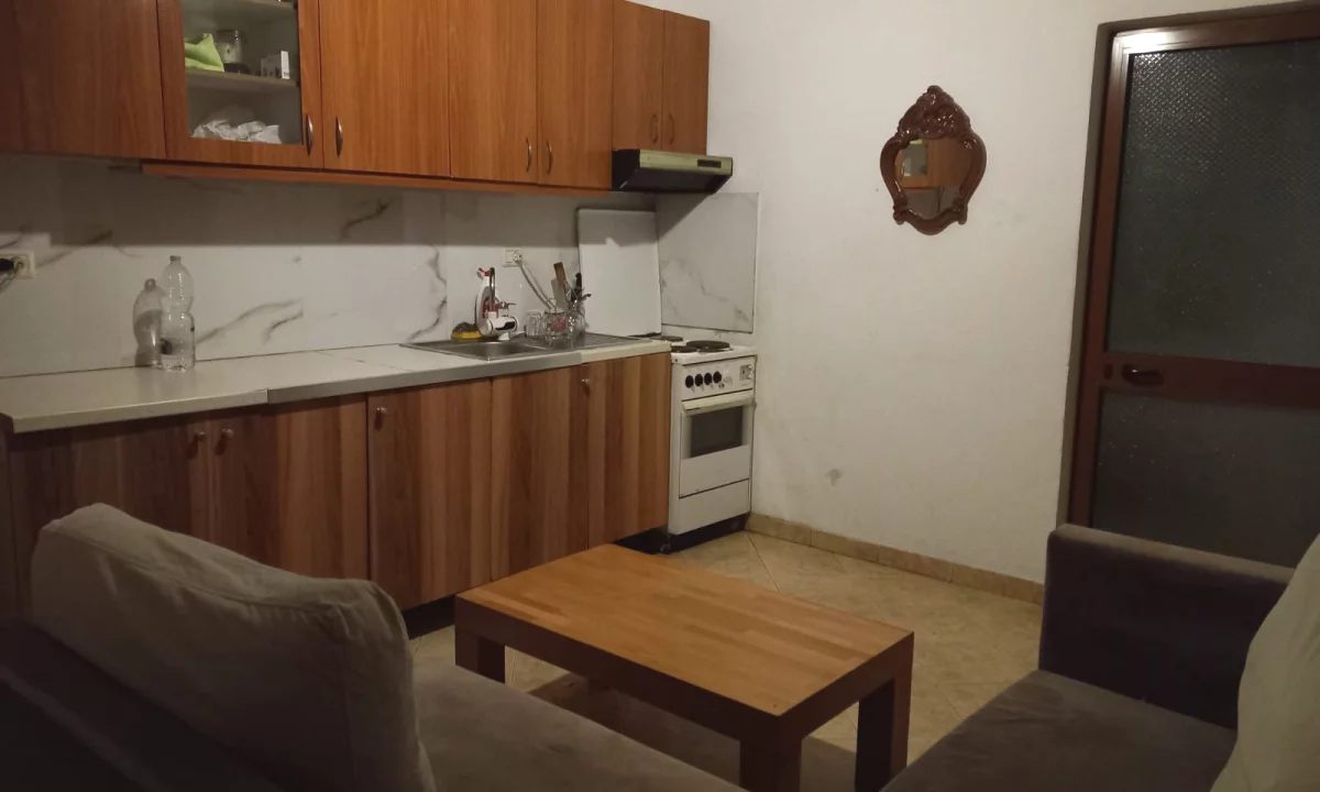 Shtepi me qera Apartament ne Tirane, 1+1, Mobilimi E mobiluar, Pagesa 30,000  Leke.