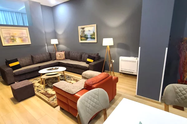 Jepet me qera apartament 1+1 me ballkon te madh te Liqeni i Thate