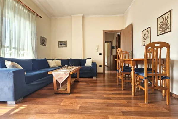 Jepet me qera apartament 1+1 te Pazari i Ri.
