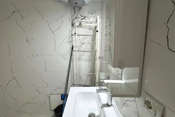 Shtepi me qera Apartament ne Tirane, Garsoniere, Mobilimi E mobiluar, Pagesa 40,000  Leke.