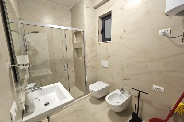 Shtepi ne shitje Apartament ne Tirane, 2+1, Mobilimi E mobiluar, Pagesa 800  Euro.