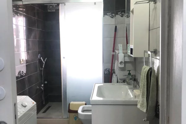 Shtepi me qera Apartament ne Tirane, 1+1, Mobilimi E mobiluar, Pagesa 45,000  Leke.