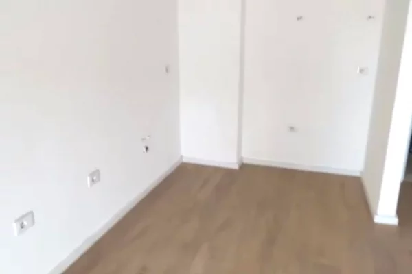 Shtepi ne shitje Apartament ne Tirane, 2+1, Mobilimi Bosh, pa mobiluar, Pagesa 132,000  Euro.