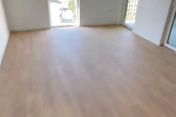 Shtepi ne shitje Apartament ne Tirane, 2+1, Mobilimi Bosh, pa mobiluar, Pagesa 132,000  Euro.