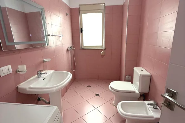 Shtepi ne shitje Apartament ne Tirane, 2+1, Mobilimi Bosh, pa mobiluar, Pagesa 175,000  Euro.