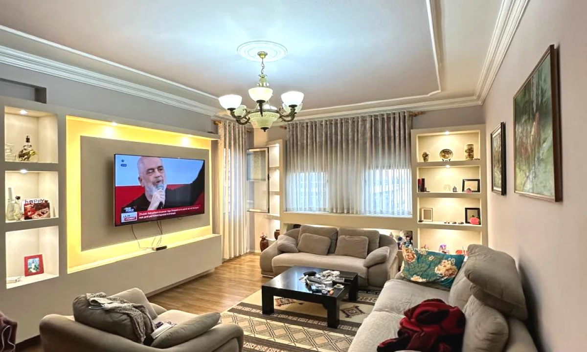 Shtepi ne shitje Apartament ne Tirane, 3+1, Mobilimi E mobiluar, Pagesa 233,000  Euro.