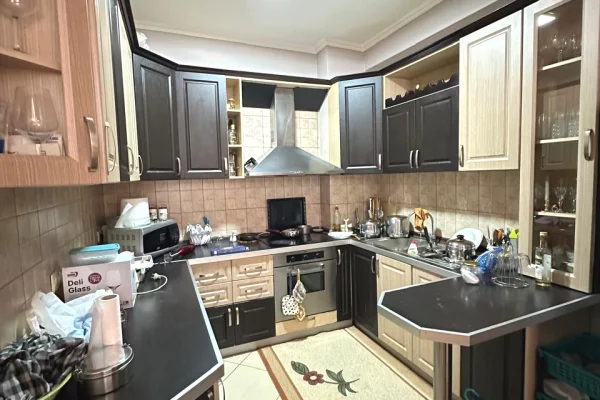 Shtepi ne shitje Apartament ne Tirane, 3+1, Mobilimi E mobiluar, Pagesa 233,000  Euro.