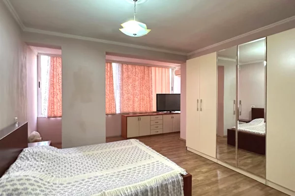 Shtepi ne shitje Apartament ne Tirane, 3+1, Mobilimi E mobiluar, Pagesa 233,000  Euro.