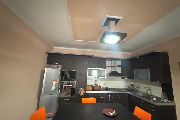 Shtepi me qera Apartament ne Tirane, 2+1, Mobilimi E mobiluar, Pagesa 55,000  Leke.