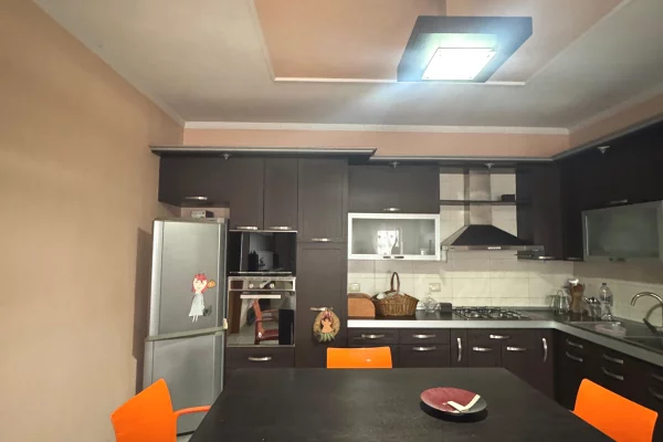 Shtepi me qera Apartament ne Tirane, 2+1, Mobilimi E mobiluar, Pagesa 55,000  Leke.