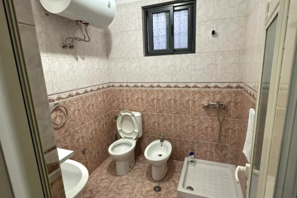 Shtepi me qera Apartament ne Tirane, 2+1, Mobilimi E mobiluar, Pagesa 50,000  Leke.