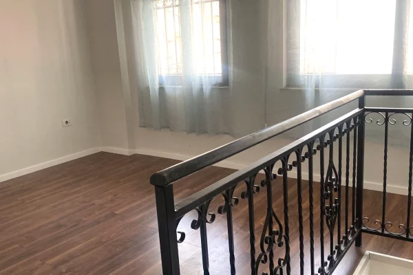 Shtepi me qera Apartament ne Tirane, 2+1, Mobilimi E mobiluar, Pagesa 50,000  Leke.