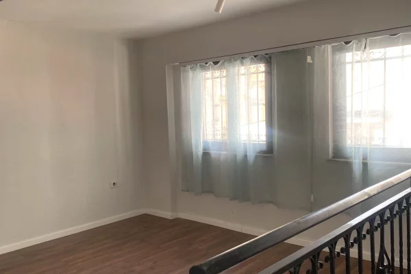 Jepet me qera ambjent dupleks per zyra prane Kafe Flores te Rruga e Durresit