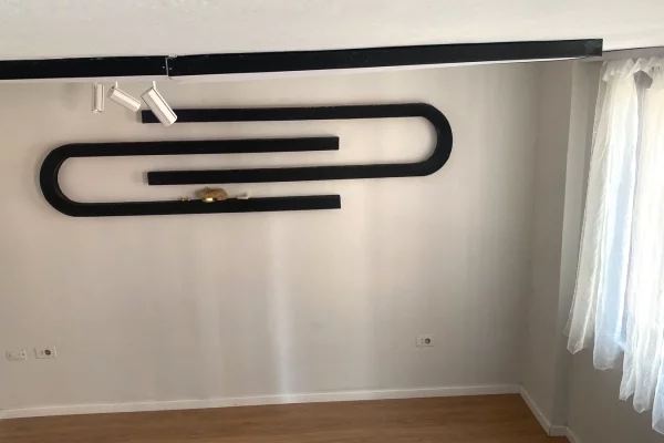 Jepet me qera ambjent dupleks per zyra prane Kafe Flores te Rruga e Durresit