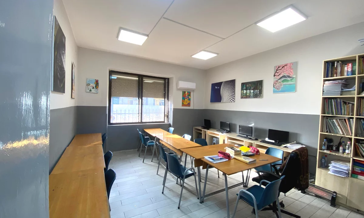 Jepet me qera ambjent per zyra te Pallatet Moskat prane Stadiumit Dinamo