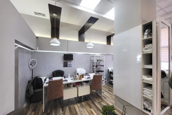 Ambjent komercial per shitje te Rruga e Barrikadave