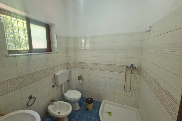 Shtepi ne shitje Shtepi Private ne Durres, 6+1, Mobilimi E mobiluar, Pagesa 210,000  Euro.