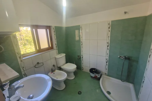 Shtepi ne shitje Shtepi Private ne Durres, 6+1, Mobilimi E mobiluar, Pagesa 210,000  Euro.