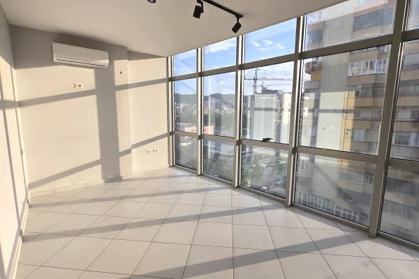 Shiten 2 apartamente 2+1 te 21 dhjetori prane Policise Bashkiake