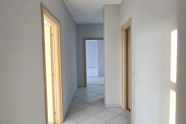 Shtepi ne shitje Apartament ne Tirane, 2+1, Mobilimi Bosh, pa mobiluar, Pagesa 266,000  Euro.