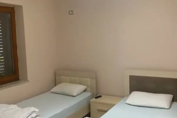 Shtepi me qera Apartament ne Tirane, 2+1, Mobilimi E mobiluar, Pagesa 60,000  Leke.