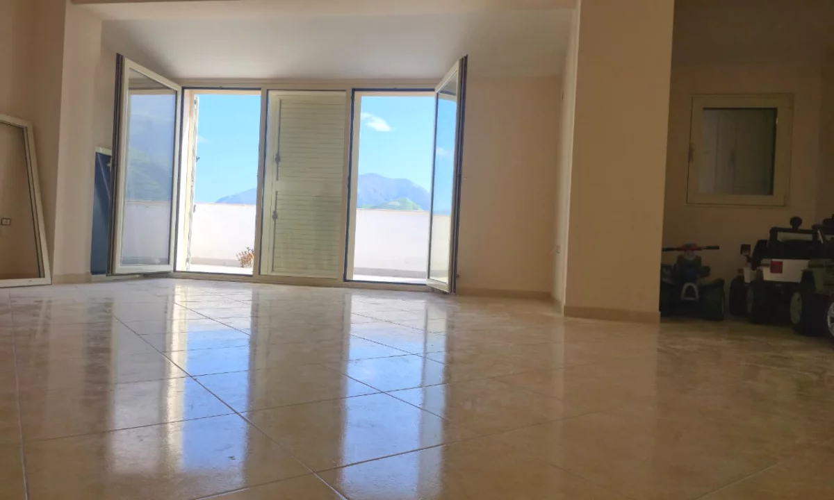 Shtepi ne shitje Papafingo(kati i catise) ne Tirane, 2+1, Mobilimi E mobiluar, Pagesa 150,000  Euro.