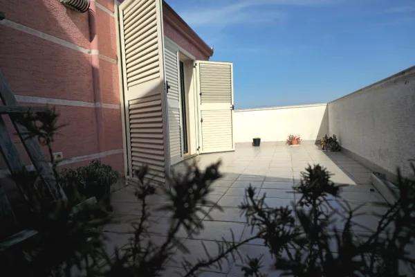 Shtepi ne shitje Papafingo(kati i catise) ne Tirane, 2+1, Mobilimi E mobiluar, Pagesa 150,000  Euro.