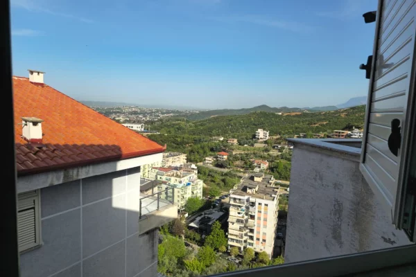 Shtepi ne shitje Papafingo(kati i catise) ne Tirane, 2+1, Mobilimi E mobiluar, Pagesa 150,000  Euro.