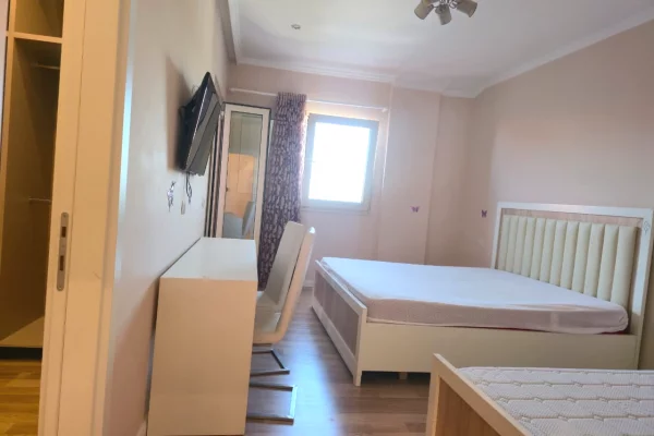 Shtepi ne shitje Papafingo(kati i catise) ne Tirane, 2+1, Mobilimi E mobiluar, Pagesa 150,000  Euro.