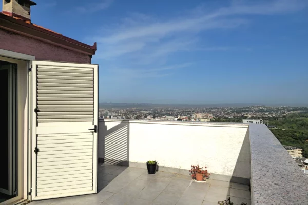 Shtepi ne shitje Papafingo(kati i catise) ne Tirane, 2+1, Mobilimi E mobiluar, Pagesa 150,000  Euro.