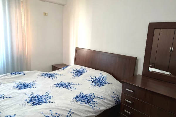 Shtepi me qera Apartament ne Tirane, 3+1, Mobilimi E mobiluar, Pagesa 60,000  Leke.