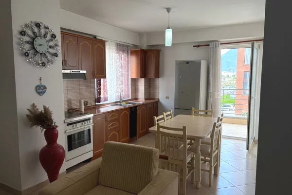 Shtepi me qera Apartament ne Tirane, 3+1, Mobilimi E mobiluar, Pagesa 60,000  Leke.