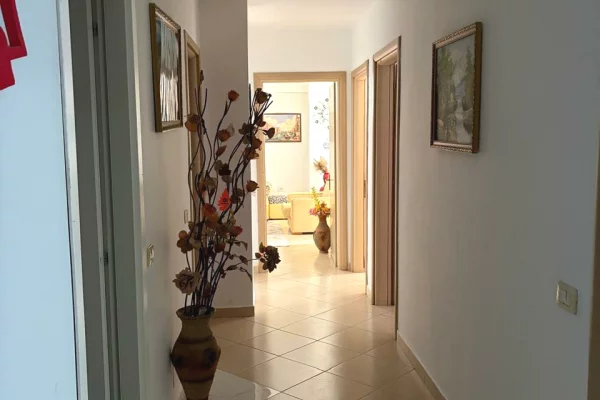 Shtepi me qera Apartament ne Tirane, 3+1, Mobilimi E mobiluar, Pagesa 60,000  Leke.