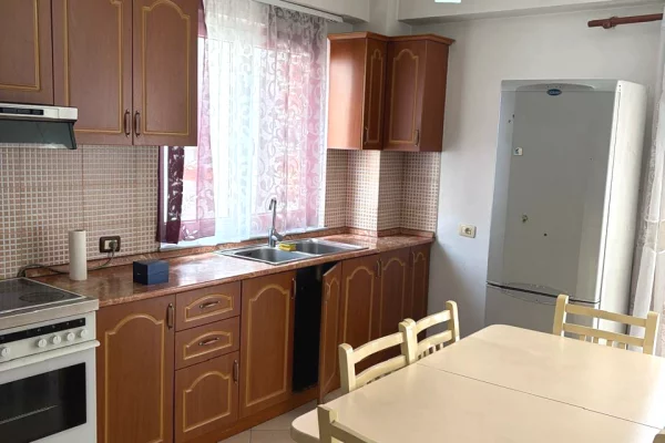 Shtepi me qera Apartament ne Tirane, 3+1, Mobilimi E mobiluar, Pagesa 60,000  Leke.