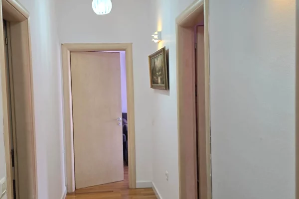 Shtepi ne shitje Apartament ne Tirane, 2+1, Mobilimi E mobiluar, Pagesa 181,500  Euro.