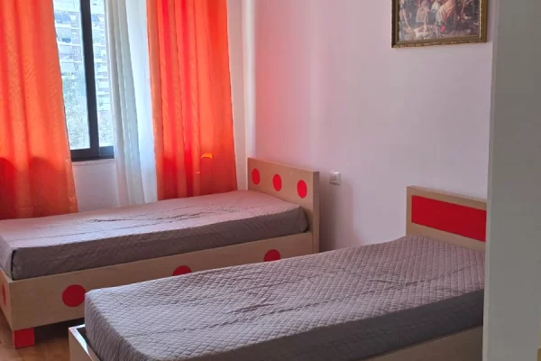 Shtepi ne shitje Apartament ne Tirane, 2+1, Mobilimi E mobiluar, Pagesa 181,500  Euro.