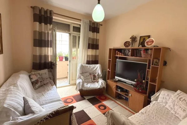 Shtepi ne shitje Apartament ne Tirane, 2+1, Mobilimi E mobiluar, Pagesa 160,000  Euro.