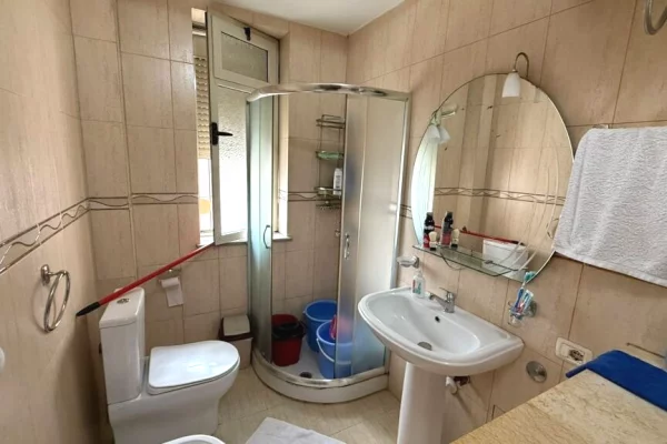 Shtepi ne shitje Apartament ne Tirane, 2+1, Mobilimi E mobiluar, Pagesa 160,000  Euro.