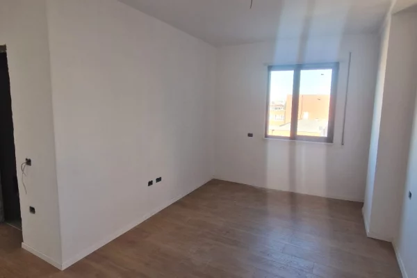 Shtepi ne shitje Apartament ne Tirane, 2+1, Mobilimi Bosh, pa mobiluar, Pagesa 188,000  Euro.