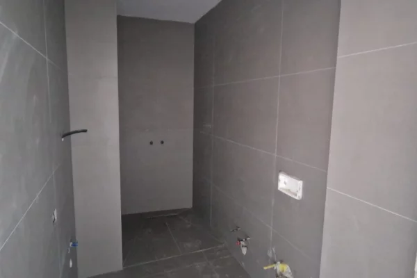 Shtepi ne shitje Apartament ne Tirane, 2+1, Mobilimi Bosh, pa mobiluar, Pagesa 188,000  Euro.