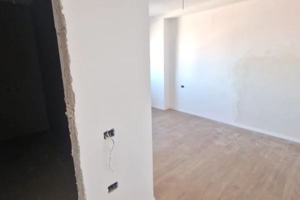 Shtepi ne shitje Apartament ne Tirane, 2+1, Mobilimi Bosh, pa mobiluar, Pagesa 188,000  Euro.