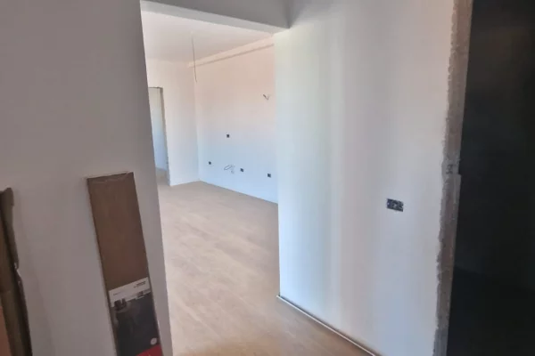 Shtepi ne shitje Apartament ne Tirane, 2+1, Mobilimi Bosh, pa mobiluar, Pagesa 188,000  Euro.