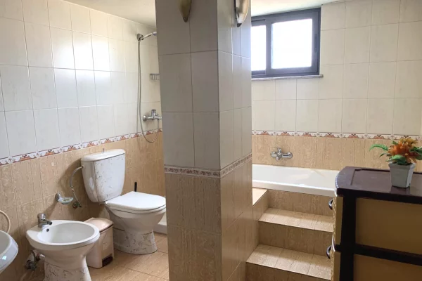 Shtepi me qera Apartament ne Tirane, 3+1, Mobilimi E mobiluar, Pagesa 45,000  Leke.