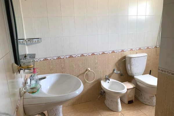 Shtepi me qera Apartament ne Tirane, 3+1, Mobilimi E mobiluar, Pagesa 45,000  Leke.