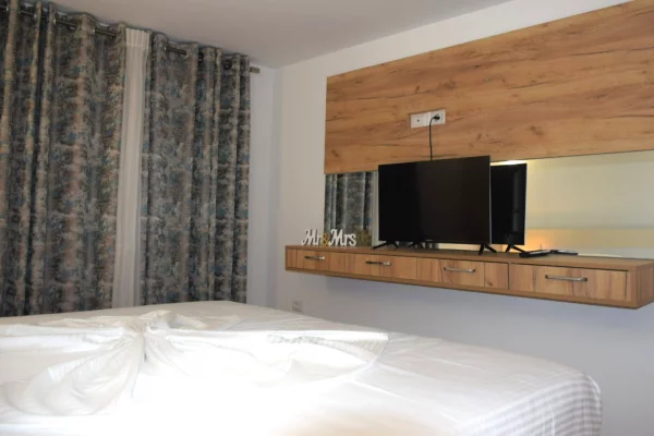 Shtepi me qera Vila Luksoze ne Tirane, 4+1, Mobilimi E mobiluar, Pagesa 3,000  Euro.