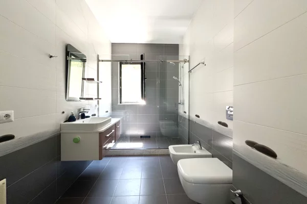 Shtepi me qera Vila Luksoze ne Tirane, 4+1, Mobilimi E mobiluar, Pagesa 3,000  Euro.