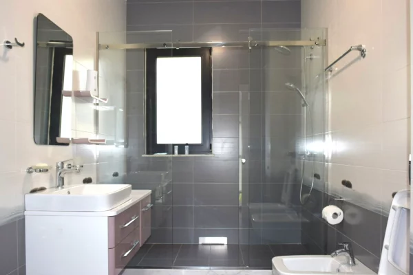 Shtepi me qera Vila Luksoze ne Tirane, 4+1, Mobilimi E mobiluar, Pagesa 3,000  Euro.