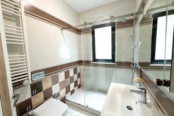 Shtepi me qera Vila Luksoze ne Tirane, 4+1, Mobilimi E mobiluar, Pagesa 3,000  Euro.