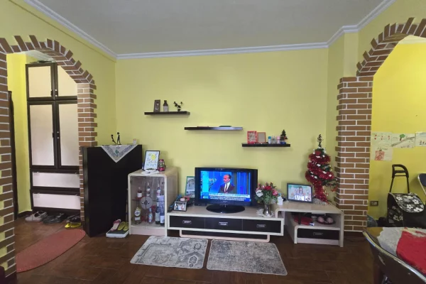 Shtepi ne shitje Apartament ne Tirane, 2+1, Mobilimi E mobiluar, Pagesa 175,000  Euro.
